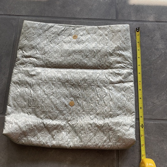 Louis Vuitton Limelight Silver Clutch - Picture 15 of 16